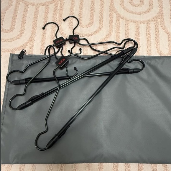 NWOT TUMI FOLDABLE GARMENT NYLON BAG WITH POCKET GRAY AND 3 TUMI HANGERS - Picture 8 of 11